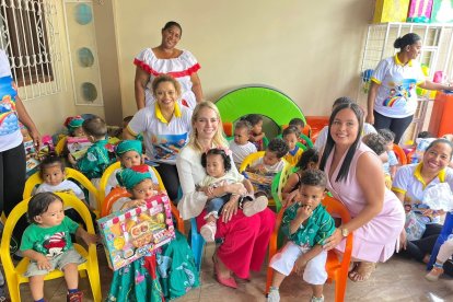 Lavinia Valbonesi al lado de varios niños, en Esmeraldas.