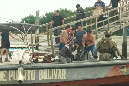 El cadáver fue trasladado hasta el Comando de Guardacostas en Puerto Bolívar.