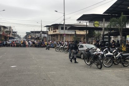 A la madre e hija las sorprendieron cuando llevaron a un niño a la escuela.