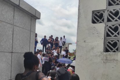 Despidieron en Esmeraldas a la joven que se suicidó.