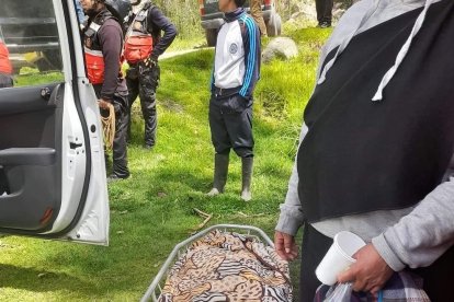 Comuneros ayudaron a rescatar a una de las víctimas.