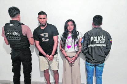 Agentes de la Policía investigan a una pareja que habría planeado el delito.