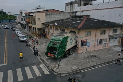 El camión cargado de desechos terminó estrellado contra la casa esquinera.