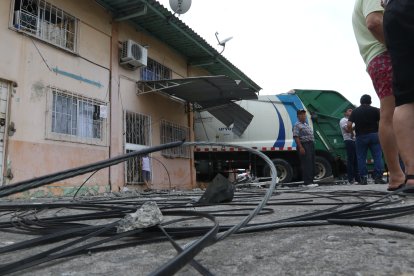 Los cables de alumbrado y telefonía también se desprendieron.
