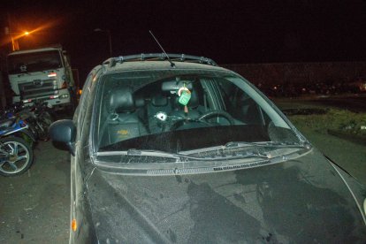 Uno de los vehículos presentaba impactos de bala en el parabrisas.