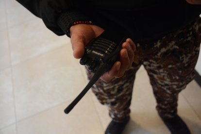 Los guías deben comprar hasta sus propios radios de comunicación.