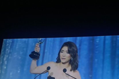 Dayanna Monroy levantando uno de sus premios.