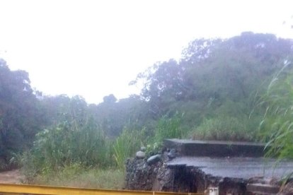 Uno de los puentes de una comunidad amazónica que presenta daños.