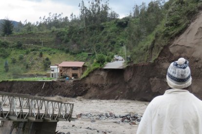 En Palitahua, un puente cedió por la fuerza de la corriente del río.
