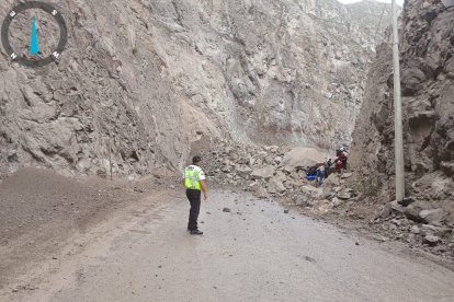 Grandes rocas cayeron sobre la carretera.