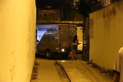 El carro de Medicina Legal llegó para retirar el cadáver.