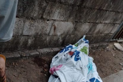 El cuerpo fue tapado con una sábana.