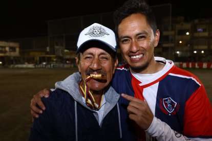 Edison Aceldo (d) le entregó la medalla a su padre, Mauro.