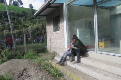 María Cuji llora desconsoladamente junto a su hija. Desde esa posición pudo observar cómo se fue el vehículo. Teme por su vivienda.