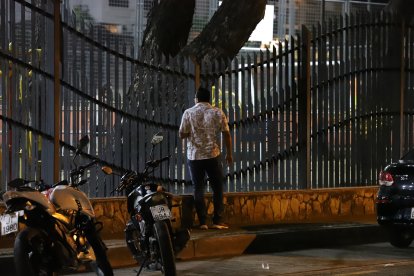 Los vecinos se quejan de los borrachos que orinan en las jardineras y paredes.