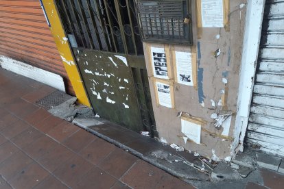 La puerta del edificio fantasía luce hundida