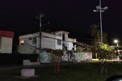 En un parque del norte capitalino las luminarias no funcionaban.