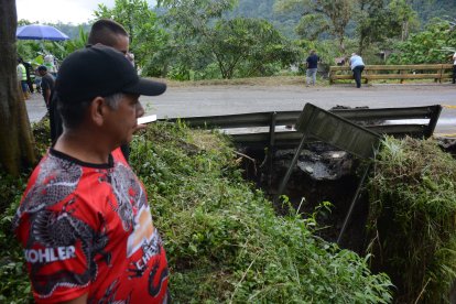 La vía continúa cerrada.
