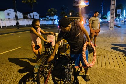 En la avenida Felipe Pezo, al norte de Guayaquil, los recicladores Daniel Pomaina y Katiuska Falquez recibieron regalos por el Día del Padre.