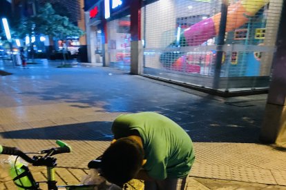 El pequeño Daniel con uno de los regalos, una bicicleta.
