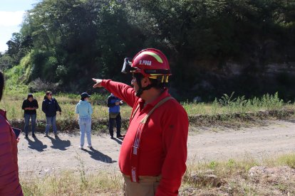 El Cuerpo de Bomberos de Pedro Moncayo hizo inspecciones en la ribera del río Pisque. Hay riesgos de deslizamientos.