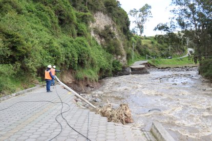 La vía entre La Josefina y Guachalá quedó interrumpida por la creciente del río.