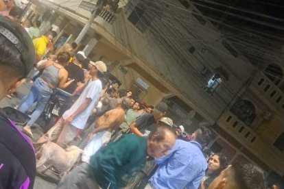 Ciudadanos se aglomeraron cerca de donde cayó el ciudadano, para ver qué había pasado.