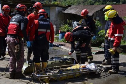 Más de 500 rescatistas llegaron a la zona cero para colaborar en la búsqueda de los desaparecidos.
