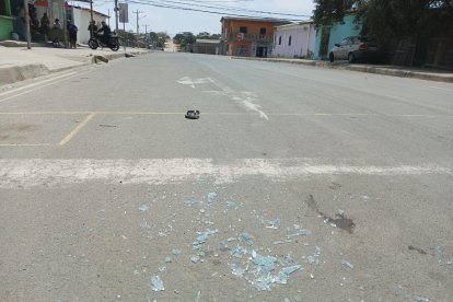 En medio calle quedaron los vidrios rotos.