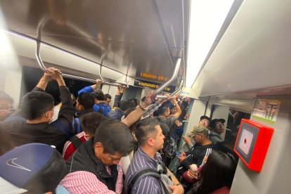 La gente iba apretada en los vagones debido a la alta llegada de usuarios.