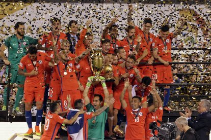 La selección de Chile celebra el bicampeonato en el torneo.