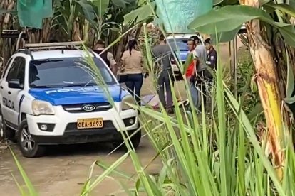 Los agentes acudieron al sitio donde estaba el cuerpo tirado en medio del camino.