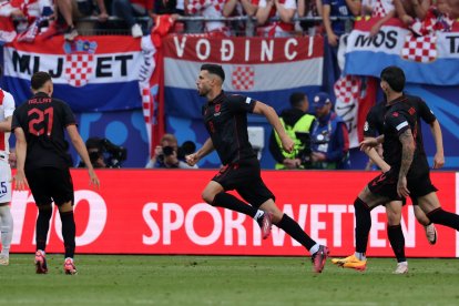 Hamburg (Germany), 19/06/2024.- Klaus Gjasula of Albania (C) celebrates scoring the 2-2 goal with his teammates during the UEFA EURO 2024 group B match between Croatia and Albania in Hamburg, Germany, 19 June 2024. (Croacia, Alemania, Hamburgo) EFE/EPA/ABEDIN TAHERKENAREH