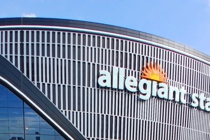 José Luis Astudillo muestra con orgullo el uniforme de la Policía de Estados Unidos.