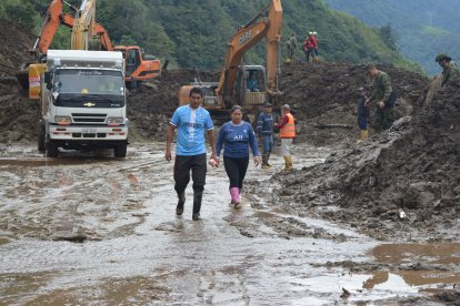 Los habitantes que se salvaron ahora ayudan a sus vecinos que lo perdieron todo en Quilloturo.