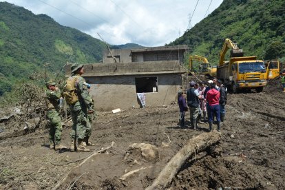 Autos y camiones estaban sepultados por las toneladas de lodo que bajaron de la montaña.