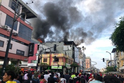 Los habitantes miraban atónitos el incendio en Babahoyo.
