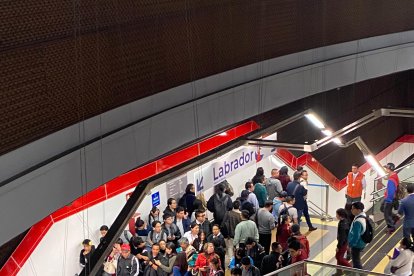Los ciudadanos esperaron varios minutos incluso para entrar a las estaciones.