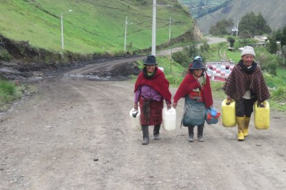 Comuneros caminan más de tres horas cargados la producción de leche.