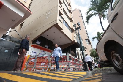 Gran cantidad de personas circulan por esa zona. Estudiantes, comerciantes y ciudadanos en general caminan delante del edificio.