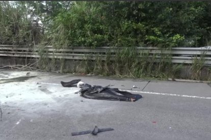 El cuerpo de la víctima quedó destrozado en la carretera.