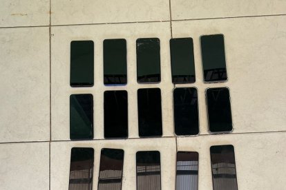 Estos son los teléfonos que se decomisaron a los reos.