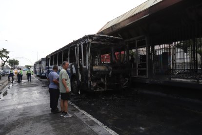 Uno de los buses quemados que propició la terminación del contrato con MetroExpress.