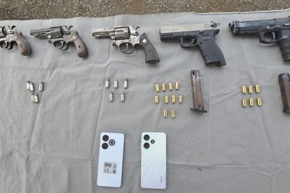 Entre las evidencias constan armas de fuego y municiones.