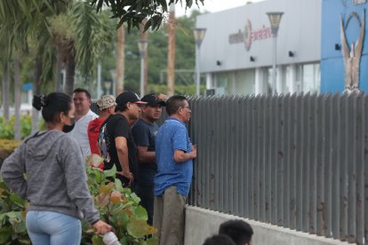 En los exteriores del centro forense, las personas hacen filas para reconocer a sus familiares.