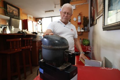 Ramón Menéndez muestra el compresor quemado de una de sus neveras dañadas.