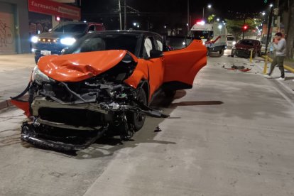 El otro automóvil implicado también quedó destruido en la parte delantera.