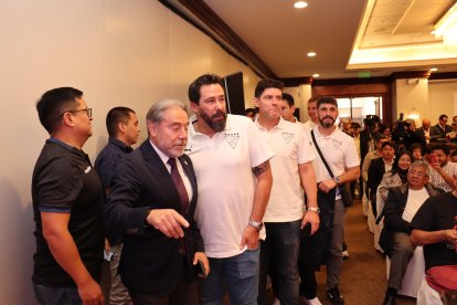 El DT Sánchez a su entrada a la presentación oficial con el equipo.