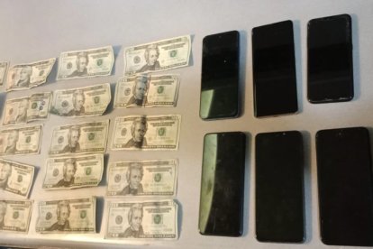 Entre las evidencias encontradas está dinero en efectivo.