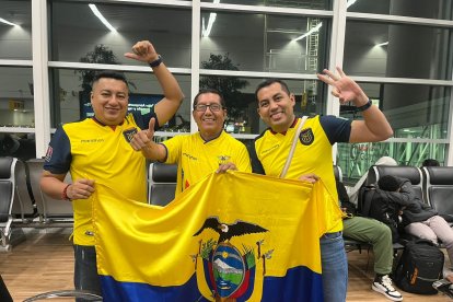 Vestidos con la amarilla y llenos de esperanza, viajan los ecuatorianos a USA.